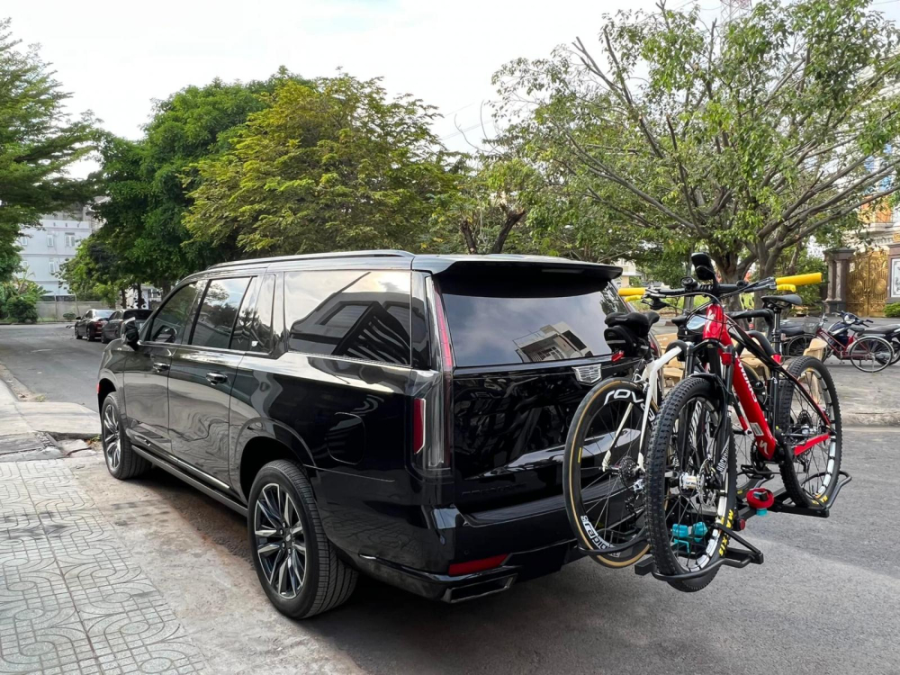 Chiếc xe Cadillac Escalade ESV Sport được Ho&agrave;ng Kim Kh&aacute;nh lựa chọn cho chuyến đi phượt lần n&agrave;y