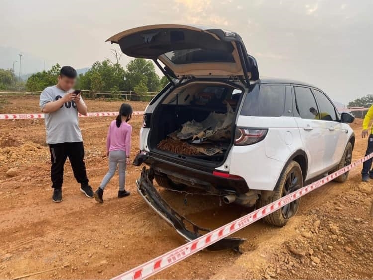 Phần cản va sau hư hỏng khá nặng