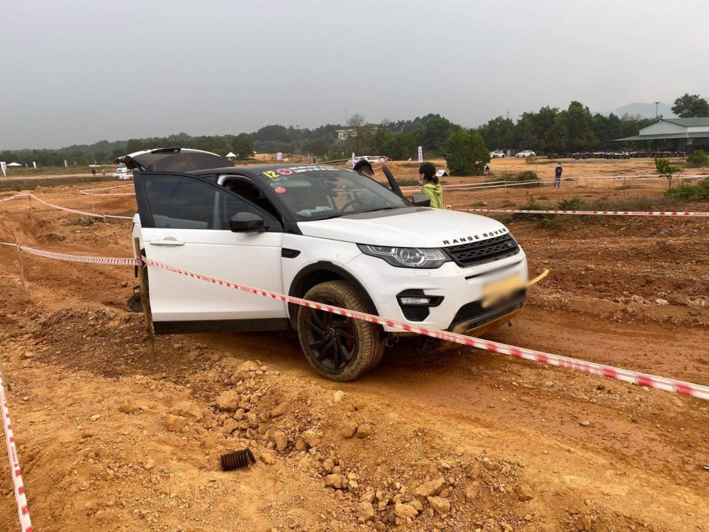Chiếc xe Land Rover Discovery Sport gặp nạn tại giải đua xe ô tô địa hình Việt Nam VOC 2021