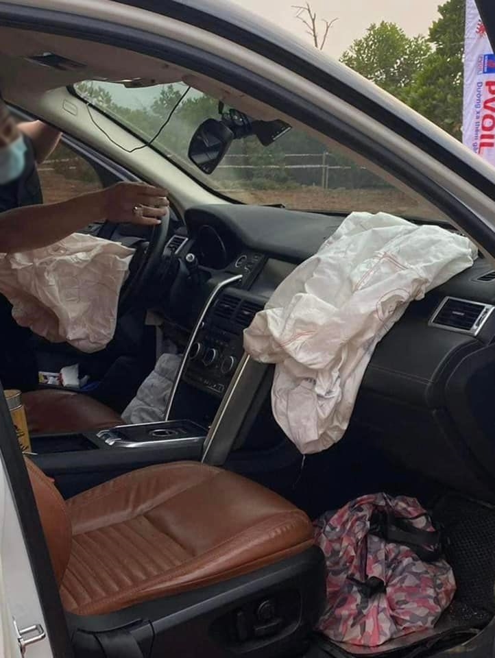 Các túi khí bên trong khoang lái xe Land Rover Discovery Sport bung ra