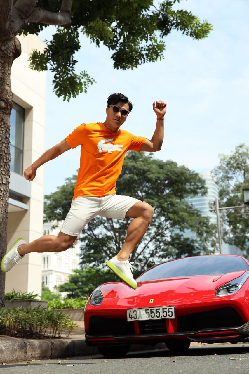 Thủ môn Bùi Tiến Dũng trải nghiệm Ferrari 488 GTB biển ngũ quý 5 với chi tiết khác lạ