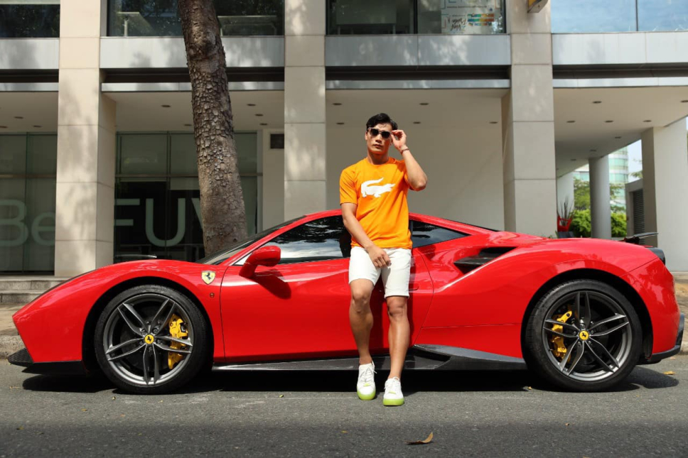 Chiếc siêu xe Ferrari 488 GTB này đã về bộ mâm 5 chấu kép nguyên bản