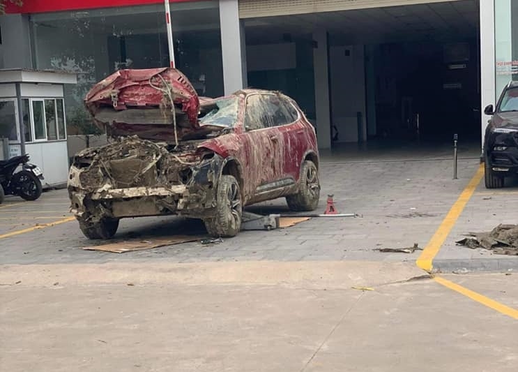 Và vận chuyển xe về xưởng dịch vụ của VinFast ở Thanh Hóa để đánh giá tình hình thiệt hại