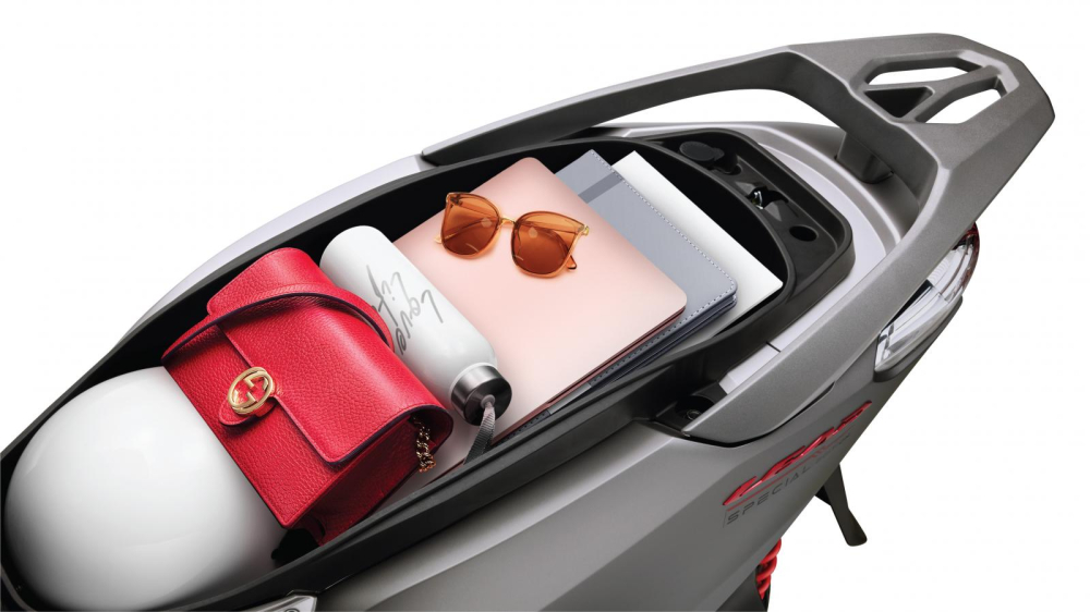 Cốp xe lớn vẫn luôn là ưu điểm của Honda LEAD. Cốp xe lớn vẫn luôn là ưu điểm của Honda LEAD.