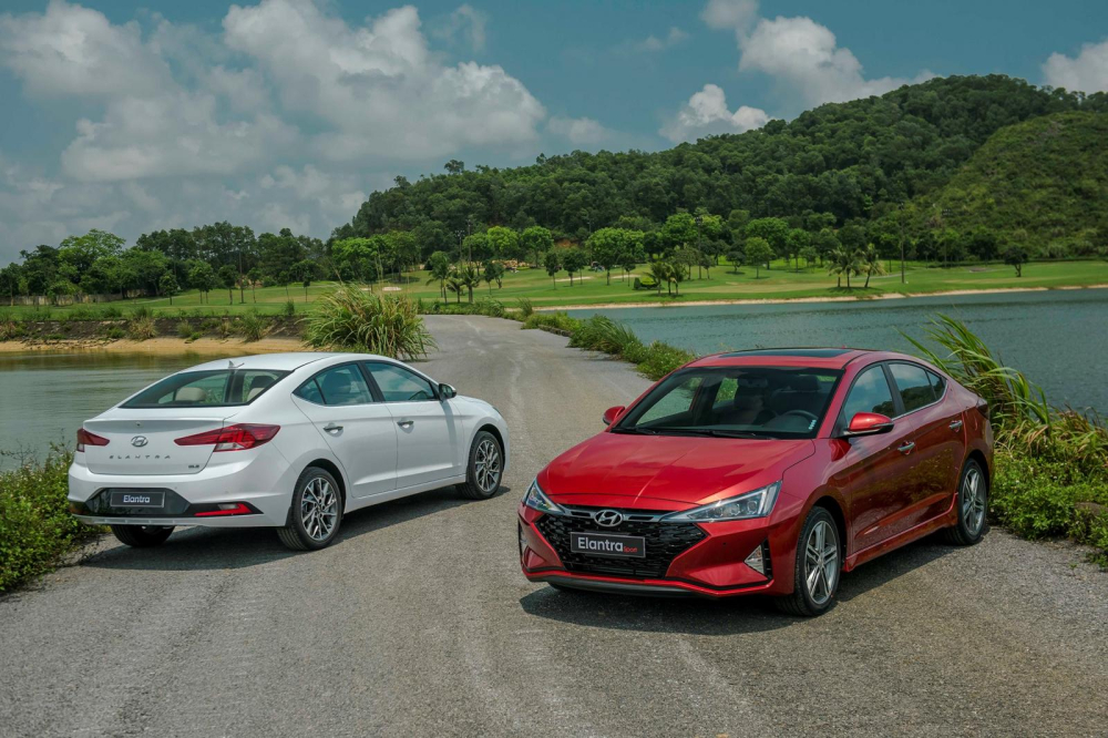 Hyundai Elantra hiện đang được ph&acirc;n phối với 4 phi&ecirc;n bản c&ugrave;ng gi&aacute; b&aacute;n khởi điểm từ 580 triệu đồng.