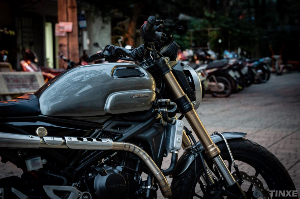 Bình xăng lớn được gò mới cùng cổ pô vắt điệu đà trên bản độ Honda CB300R Bình xăng lớn được gò mới cùng cổ pô vắt điệu đà trên bản độ Honda CB300R