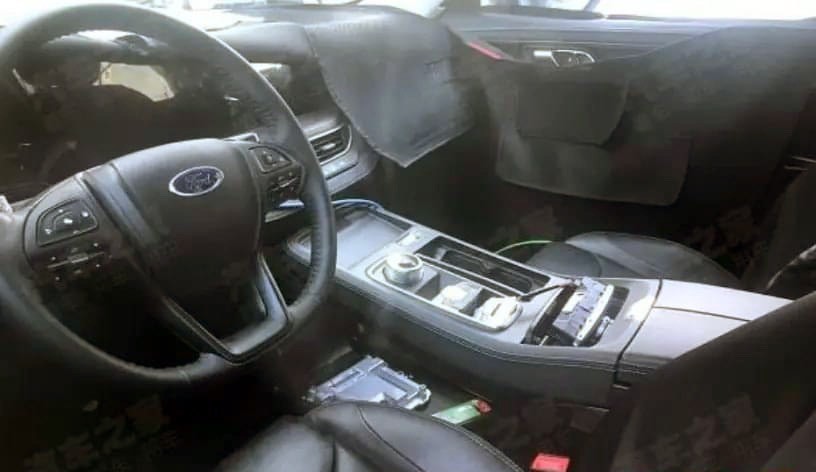 Nội thất của Ford Everest 2022 tr&ecirc;n đường thử