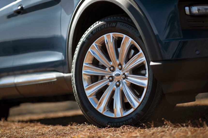 Vành hợp kim 20 inch, đi với lốp tự vá của Ford Explorer 2022