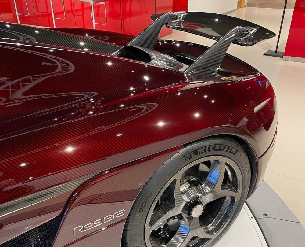 Và nó trùng hợp với kẹp phanh của chiếc xe Koenigsegg Regera có màu sơn đỏ carbon này