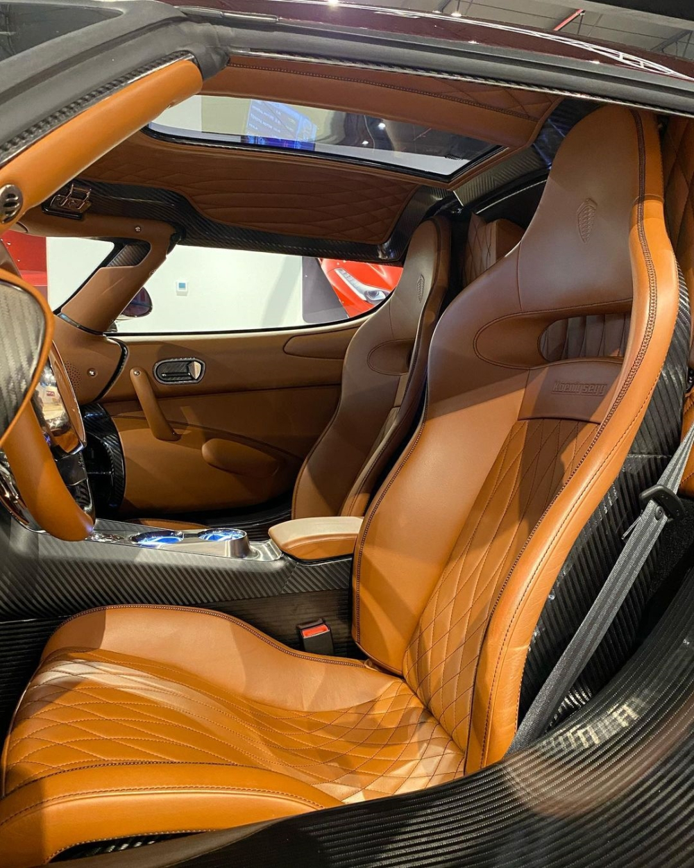 Hoàng Kim Khánh sẽ sớm cưỡi chiến mã Koenigsegg Regera di chuyển tại Việt Nam
