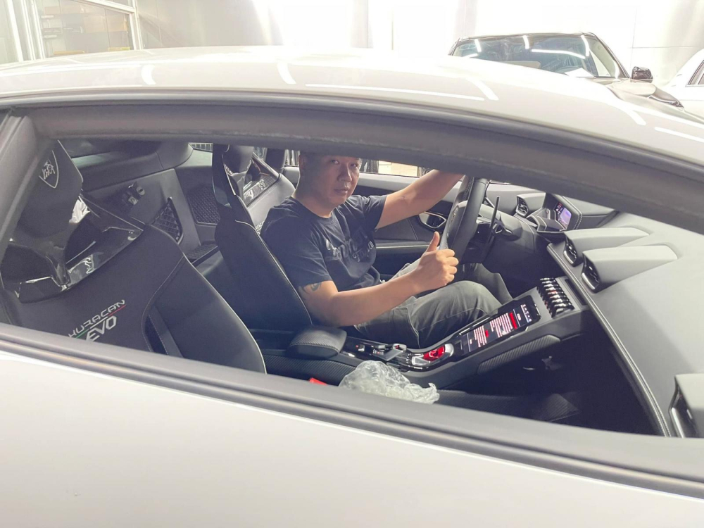 Lamborghini Huracan EVO RWD đầu tiên về Việt Nam đã được thông quan, siêu bò cầu sau cho ai thích mới lạ Lamborghini Huracan EVO RWD đầu tiên về Việt Nam đã được thông quan, siêu bò cầu sau cho ai thích mới lạ