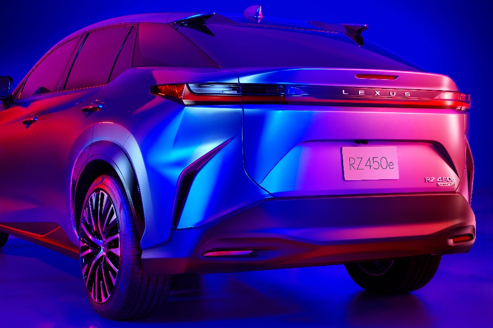 Lexus RZ 2022 nhìn từ đằng sau