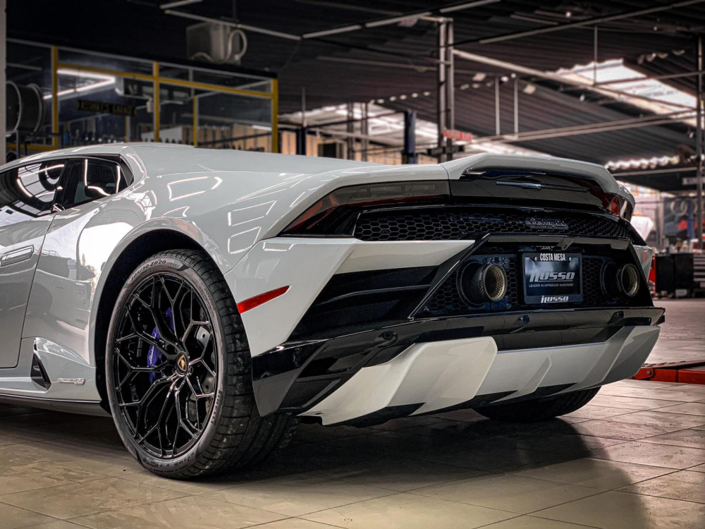 Siêu xe Lamborghini Huracan EVO RWD này có khuếch tán sau được sơn màu trắng