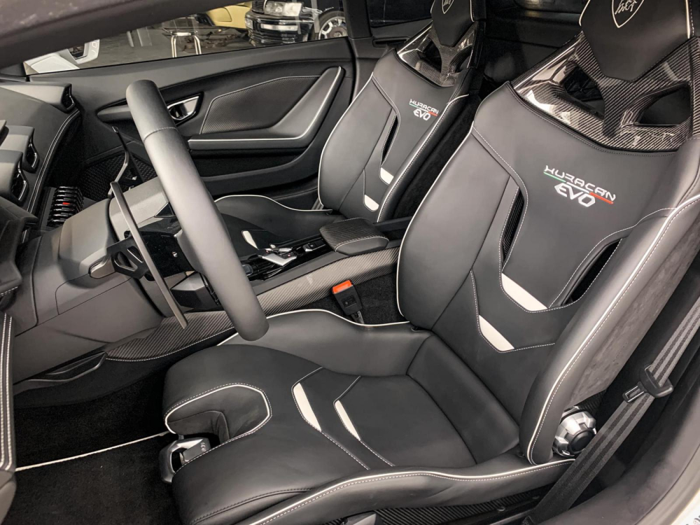Nội thất siêu xe Lamborghini Huracan EVO RWD