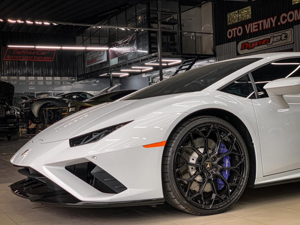 Phần đầu của xe Lamborghini Huracan EVO dẫn động cầu sau có cản va trước và hốc gió bên hông thiết kế mới, xe có bộ mâm đa chấu kép