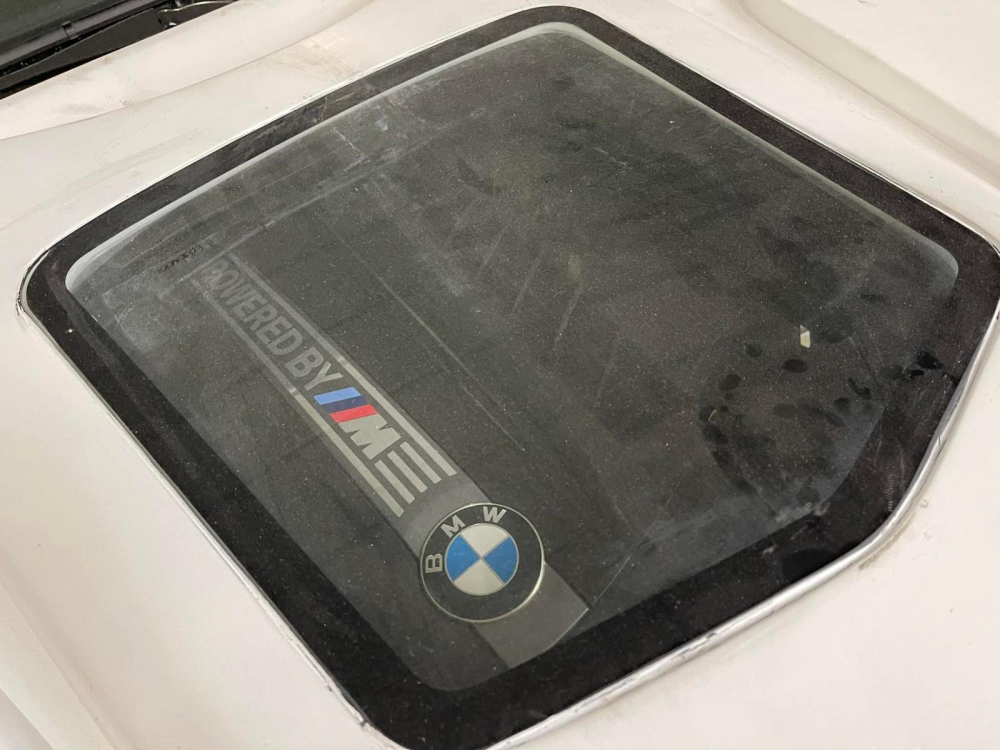 Tấm kính nhỏ trên nắp capô của xe BMW M2 độ DarwinPro Tấm kính nhỏ trên nắp capô của xe BMW M2 độ DarwinPro