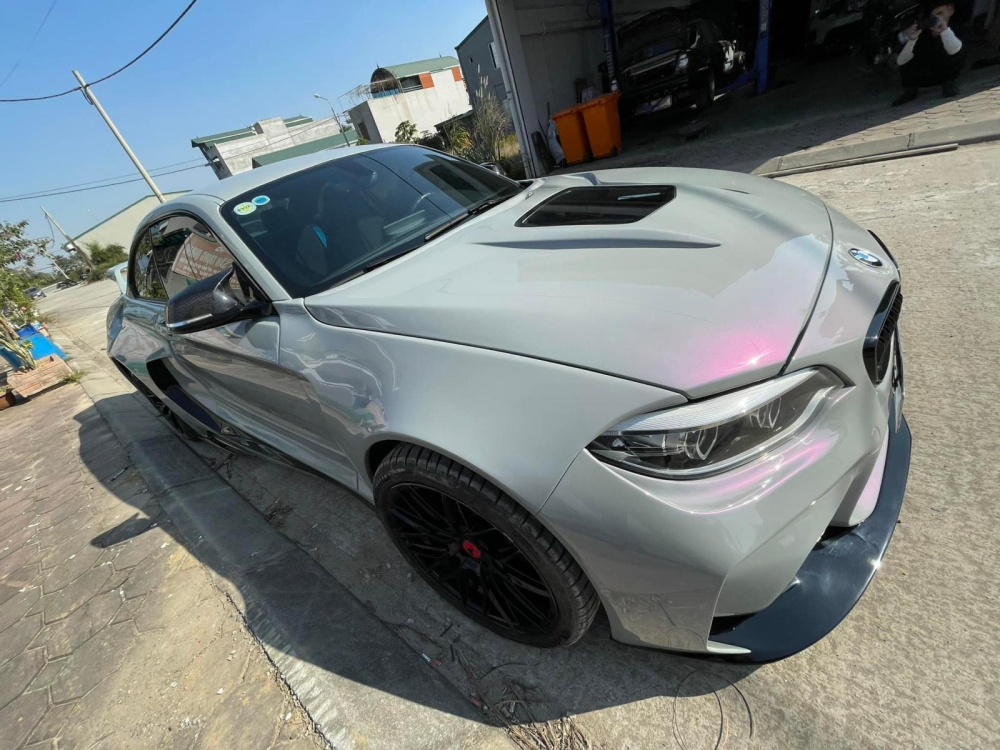 Xe hiếm BMW M2 được chủ nhân lột xác qua bản độ thân rộng và bộ áo đổi màu cá tính Xe hiếm BMW M2 được chủ nhân lột xác qua bản độ thân rộng và bộ áo đổi màu cá tính