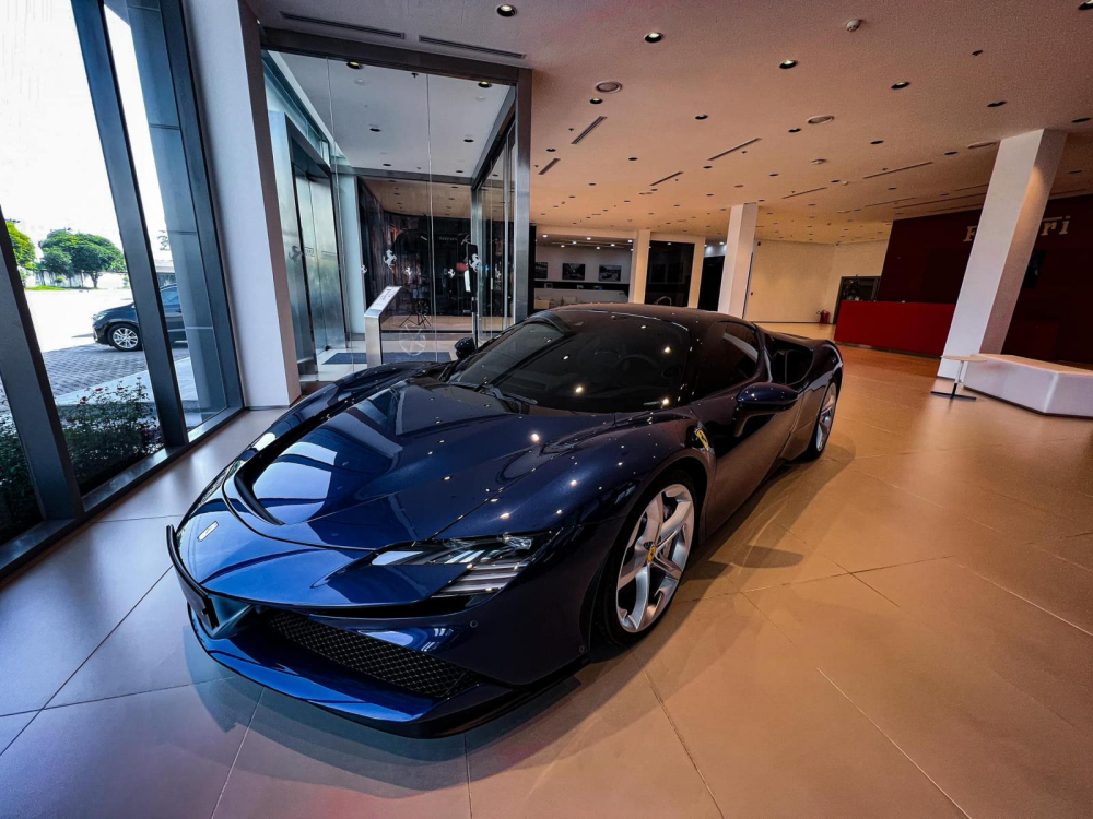 Siêu xe Ferrari SF90 Stradale mới được đại lý chính hãng mang về nước để trưng bày