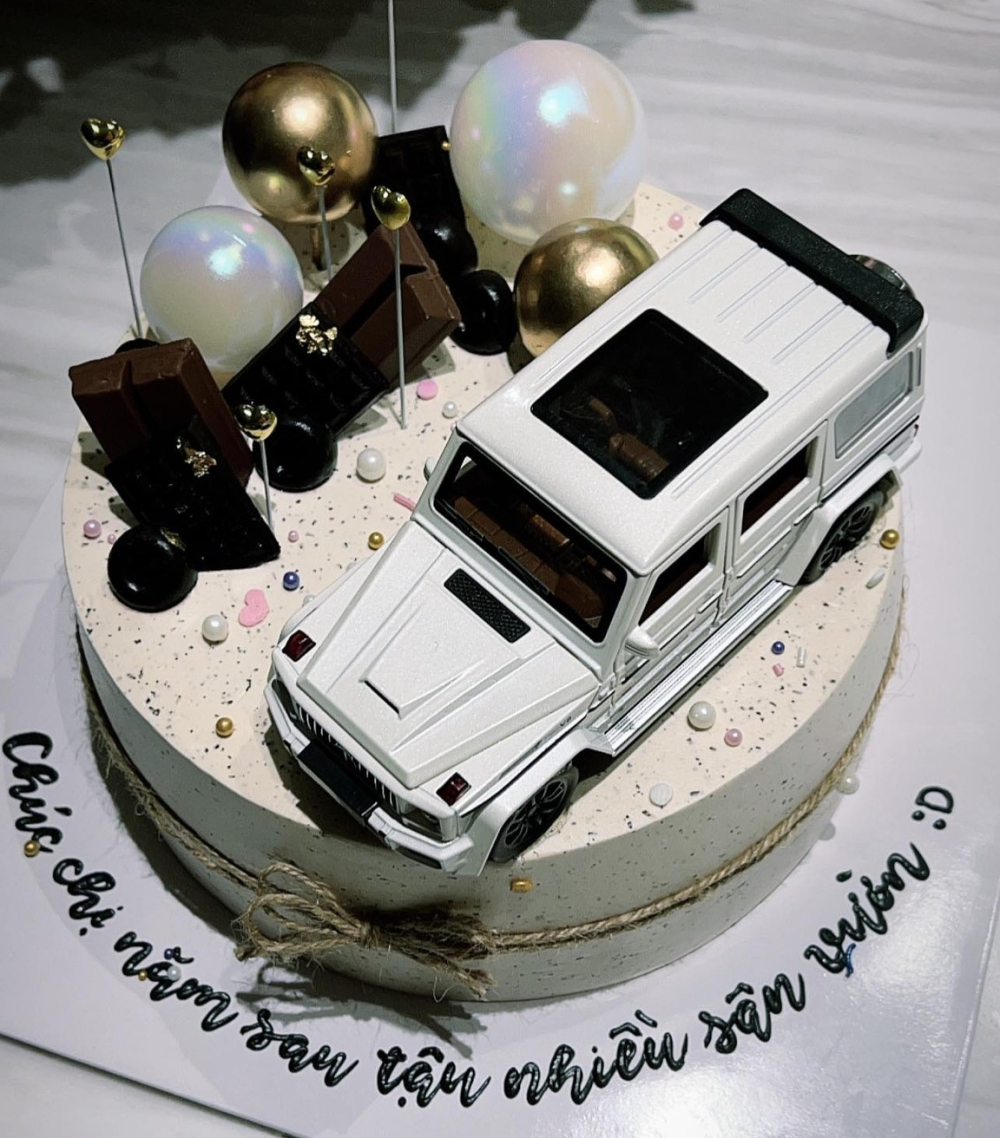 Hiền Hồ chia sẻ bánh kem có hình ảnh xe Mercedes-AMG G63