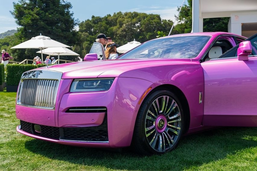M&agrave;u hồng Friskee Pink cho xe Rolls-Royce Ghost 2022 rất nổi bật