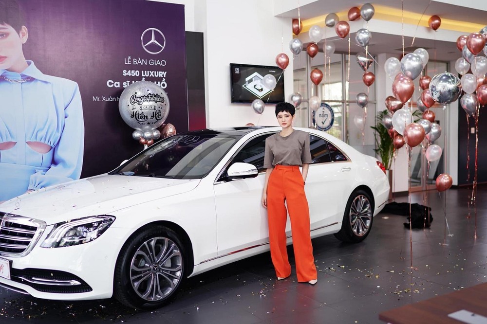 Vào tháng 7 năm ngoái, Hiền Hồ đã chi số tiền hơn 5 tỷ đồng để mua xe Mercedes-Benz S450L Luxury cũng như đăng ký biển số