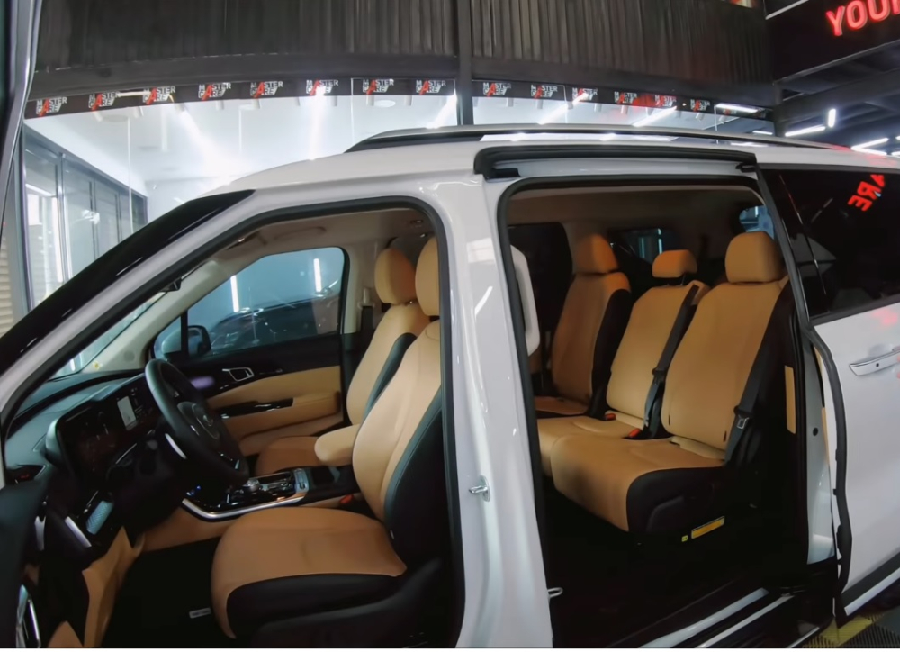 H&igrave;nh ảnh khoang nội thất của xe Kia Carnival 2022 l&uacute;c chưa độ