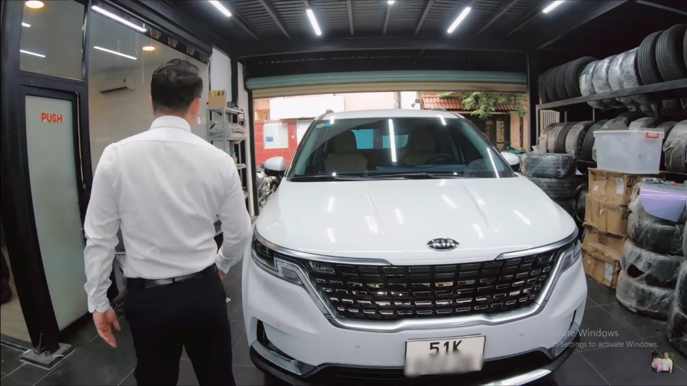 Chiếc xe Kia Carnival 2022 bản 8 chỗ ngồi của đại gia quận 7 l&uacute;c chưa độ nội thất