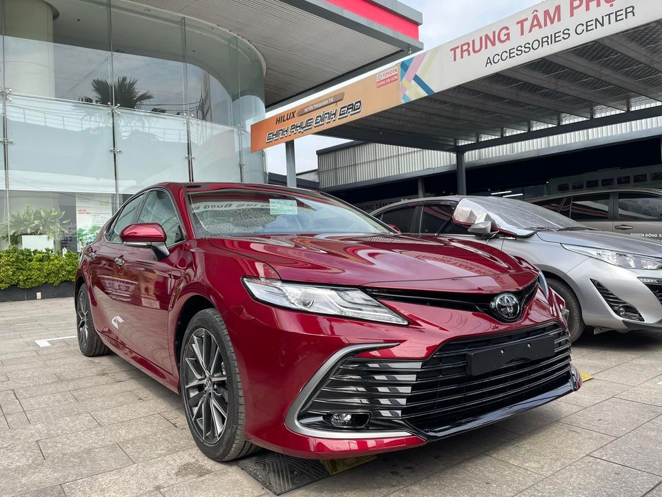 Các tư vấn bán hàng cũng đã bắt đầu mời khách đặt mua Toyota Camry 2022.