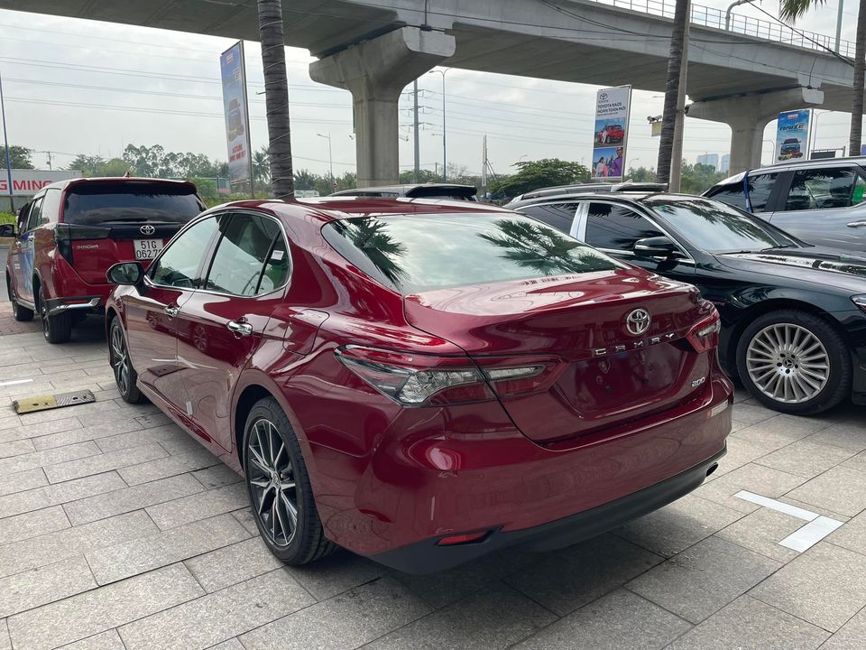 Toyota Camry 2022 là phiên bản nâng cấp giữa vòng đời, thay đổi chính nằm ở động cơ và trang bị còn thiết kế chỉ làm mới rất nhẹ ở phần đầu xe.
