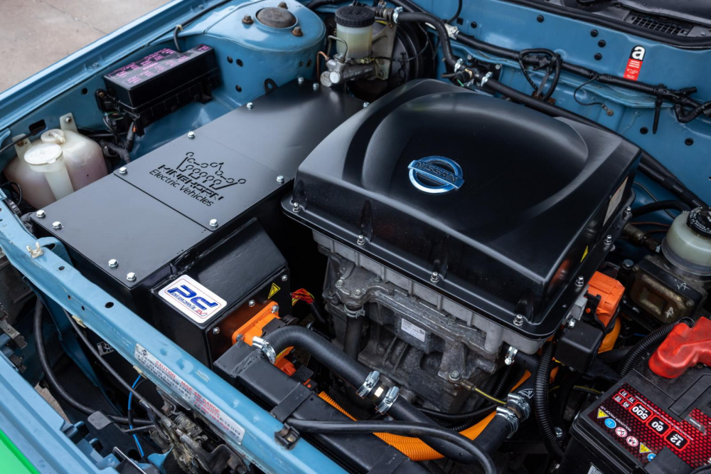 Khoang động cơ của Nissan Newbird