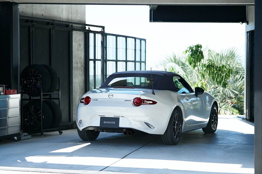 Mazda Roadster 990S 2022 d&ugrave;ng mui nỉ m&agrave;u xanh hải qu&acirc;n