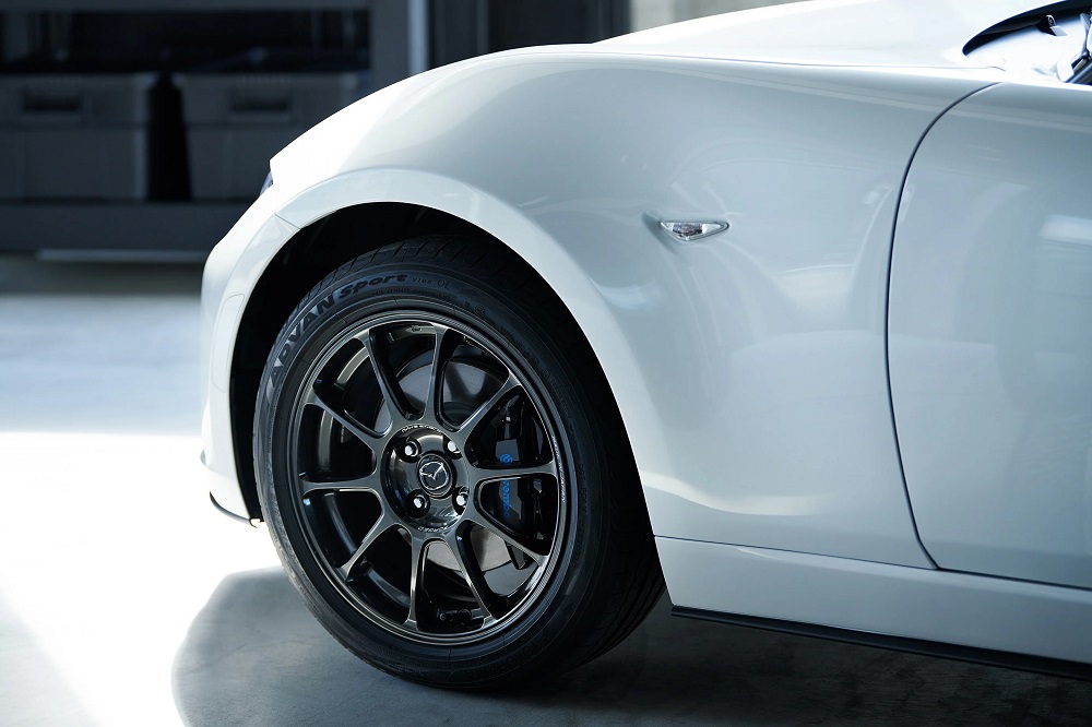 V&agrave;nh hợp kim 16 inch của Mazda Roadster 2022 bản 990S