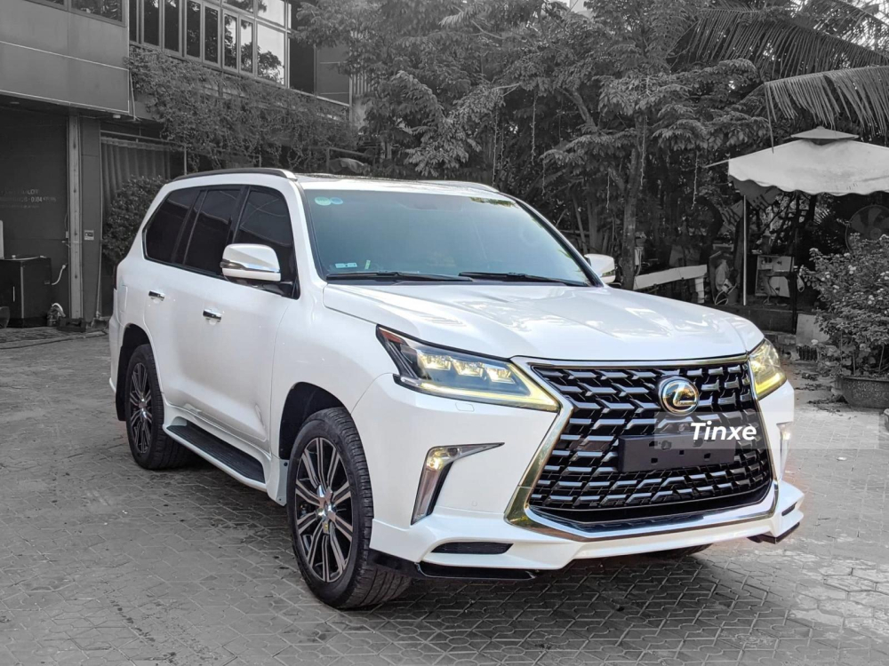 Chủ xe mất số tiền 450 triệu đồng để phẫu thuật thẩm mỹ cho xe Lexus LX570 này