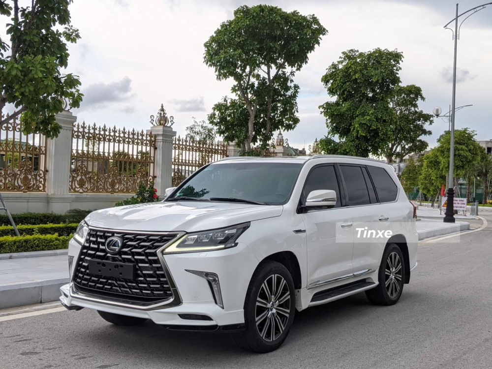 Liệu rằng có ai biết được đây là một chiếc xe Lexus LX570 có tuổi đời hơn 13 năm, xe nâng cấp diện mạo hoàn hảo dưới body kit cùng các bàn tay thợ Việt lên đời cho xe. Chiếc xe Lexus LX570 đời 2008 trải qua cuộc phẫu thuật toàn diện từ trong ra ngoài khiến không ít người ngỡ ngàng