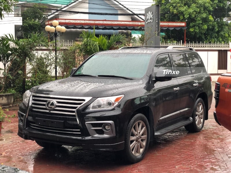 Hình ảnh chiếc xe Lexus LX570 đời 2008 trước khi bước vào cuộc phẫu thuật thẩm mỹ