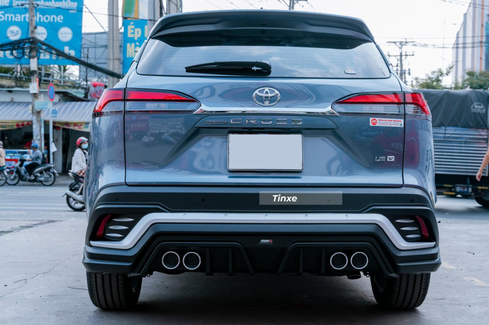 Vẻ đẹp của xe Toyota Corolla Cross sau khi l&ecirc;n bộ cản va sau c&ugrave;ng ống xả của h&atilde;ng độ Th&aacute;i Lan