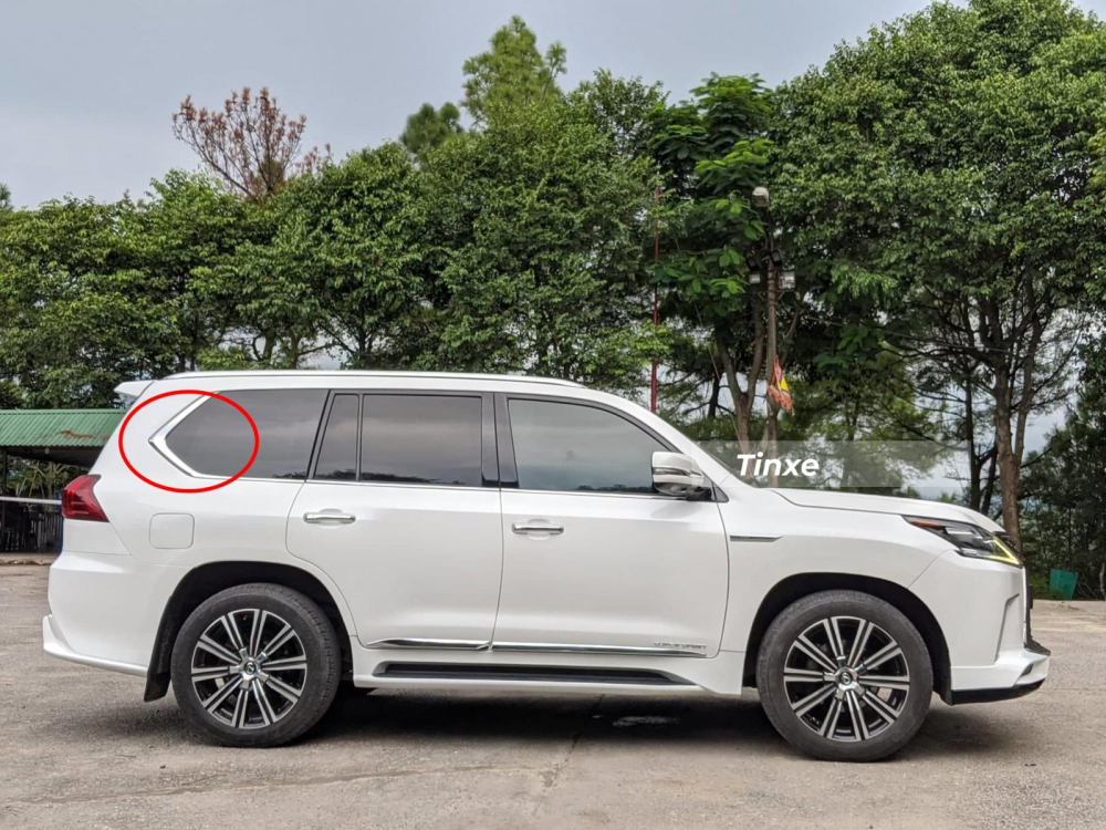 Và đây là cột D của xe sau khi lột xác qua bản độ Lexus LX570 Super Sport S 2021, từng chi tiết nhỏ nhất được những người thợ có tay nghề cao ở Nghệ An xử lý kỹ càng