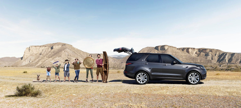 Với dung tích chứa hành lý lớn, Land Rover Discovery vô cùng thực dụng trong những hành trình khám phá cùng người thân.