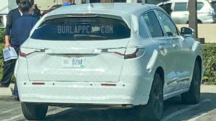 Thiết kế đằng sau khiến người ta lập tức li&ecirc;n tưởng đến xe Honda