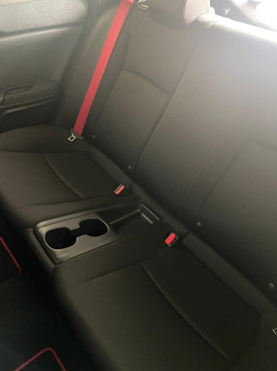 Ghế sau với d&acirc;y đai an to&agrave;n m&agrave;u đỏ của Honda Civic Type R Limited Edition