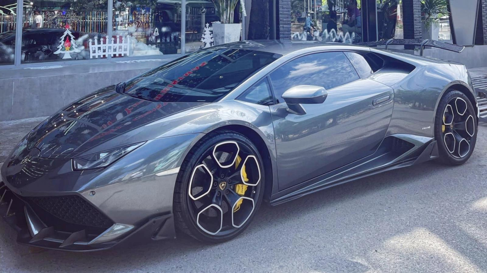 Chiếc si&ecirc;u xe Lamborghini Huracan n&agrave;y đ&atilde; về với chủ mới sau gần 1 tuần được &ocirc;ng chủ c&ocirc;ng ty nhập khẩu tư nh&acirc;n huyện B&igrave;nh Ch&aacute;nh mua về