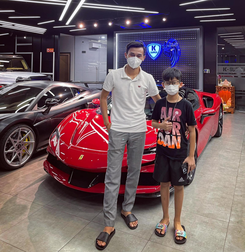 Chuẩn cậu cả thời 4.0, con trai của Đức Huy v&agrave; Lệ Quy&ecirc;n nhận b&agrave;n giao si&ecirc;u xe Ferrari SF90 Stradale