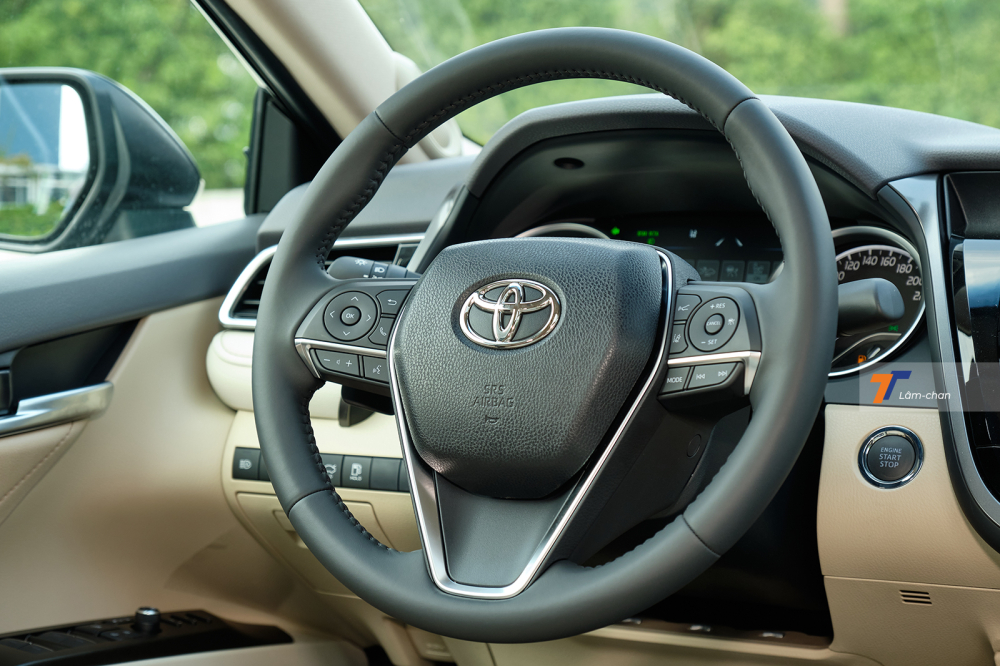 Vô lăng của Toyota Camry 2022 vẫn là loại 3 chấu bọc da.