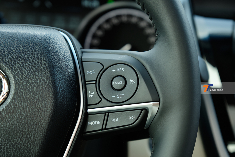 Cụm điều khiển bên phải có thêm các phím điều chỉnh hệ thống Toyota Safety Sense 2.0, điểm hấp dẫn nhất trên phiên bản 2.0Q của Toyota Camry 2022.
