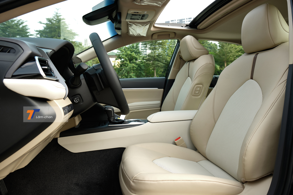 Hàng ghế trước của Toyota Camry 2.0Q 2022 đều có thể chỉnh điện, trong đó ghế lái chỉnh 10 hướng còn ghế phụ chỉnh 8 hướng.