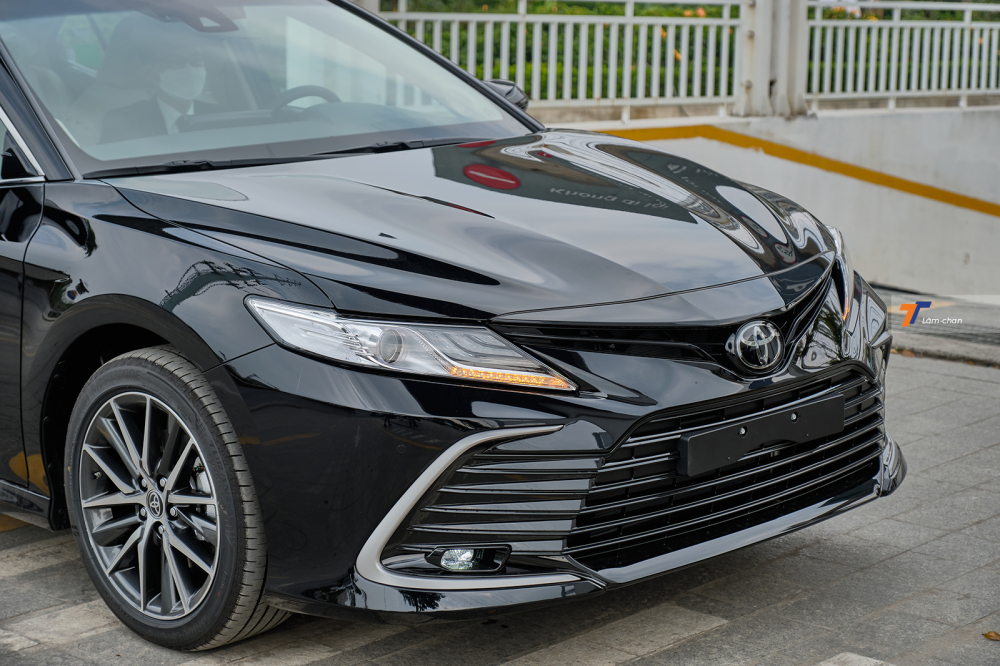 Đầu xe của Toyota Camry 2022 chỉ thay đổi rất nhẹ.