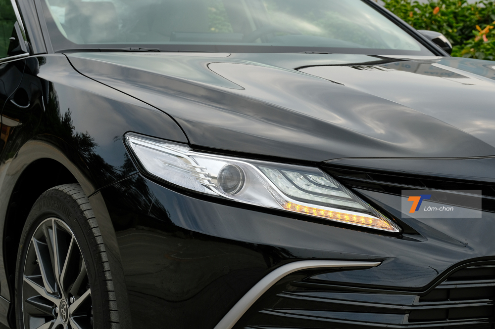Cụm đèn trước của Toyota Camry 2.0Q 2022 có tính năng tự động cân bằng góc chiếu.