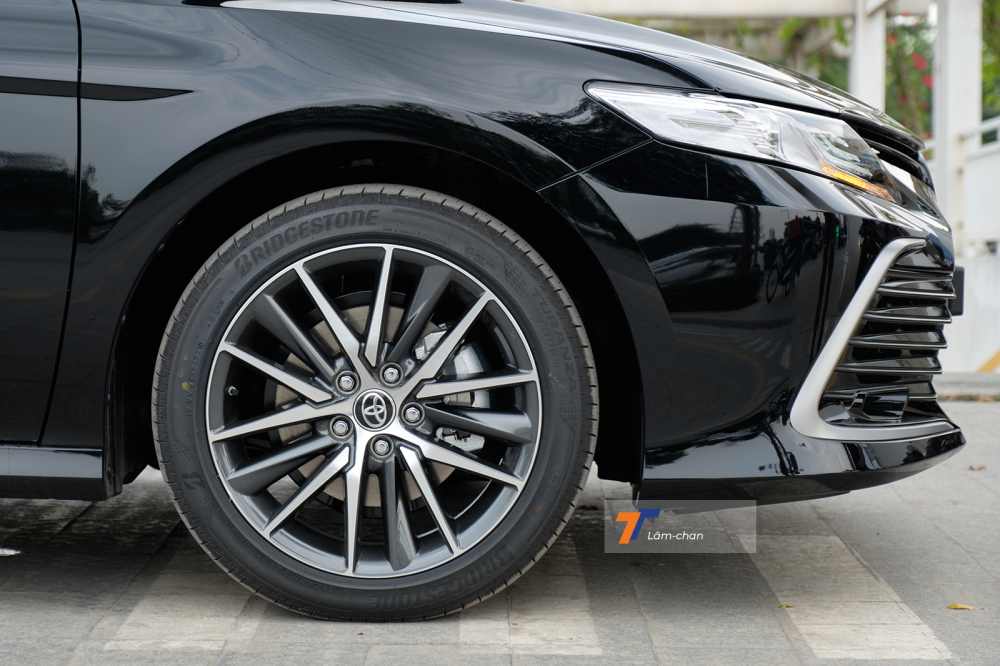 Cận cảnh mâm hợp kim kiểu mới trên Toyota Camry 2.0Q 2022.