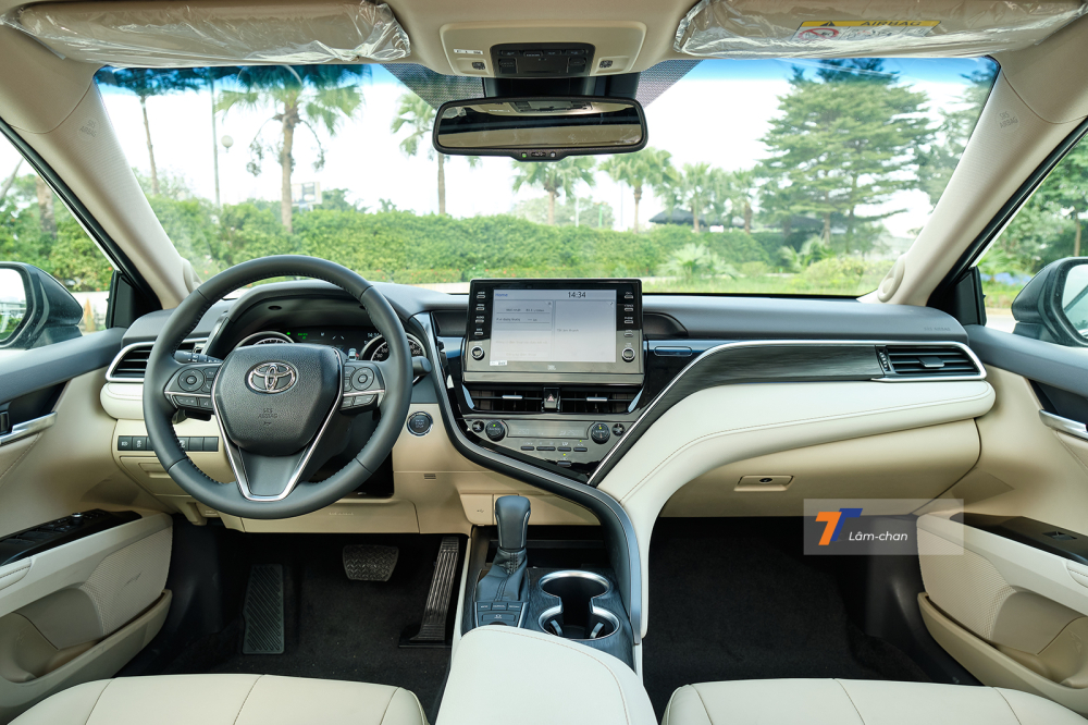 Với chiều dài cơ sở đạt 2.825 mm, nội thất của Toyota Camry 2022 đem tới không gian ngồi rộng rãi chuẩn sedan hạng D.