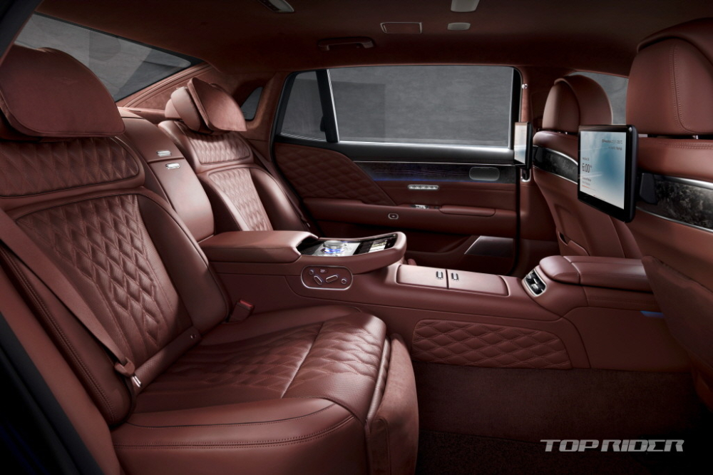 Khoang hành khách phía sau của Genesis G90 2022 Khoang hành khách phía sau của Genesis G90 2022